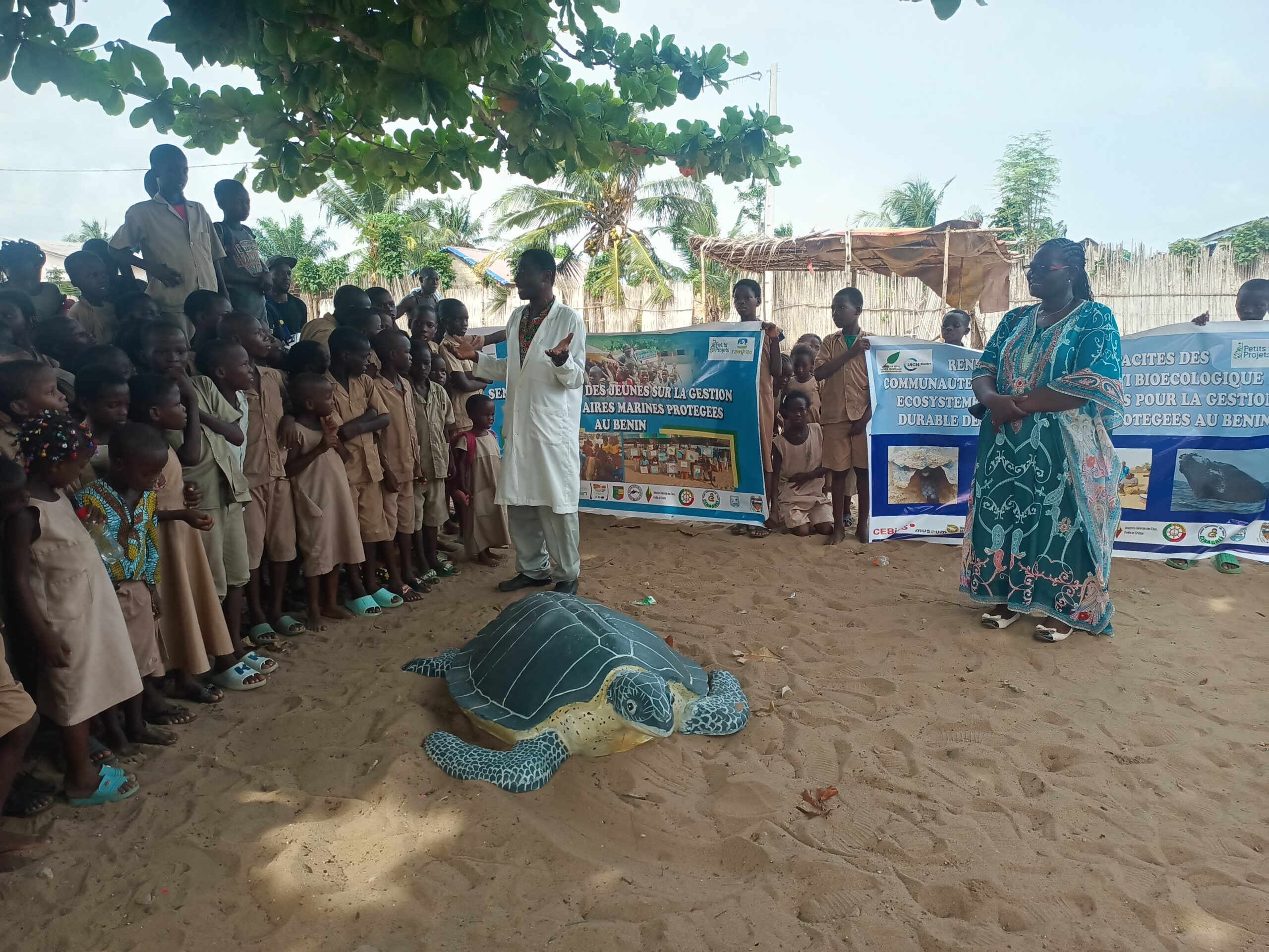 Bénin: Éducation environnementale pour la protection des ressources marines et la gestion durable de l’Aire Marine Protégée de (AMP) de Donaten: Nature Tropicale ONG et son partenaire RAMPAO sensibilisent les couches juvéniles à  Djeffa plage